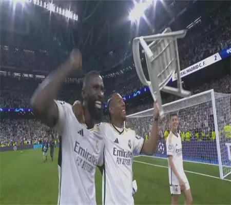 Phóng Viên: Rb Leipzig Gia Hạn Hợp Đồng Với Thủ Môn Gulácsi, Thủ Môn Bravosvic Có Thể Rời Khỏi Đội